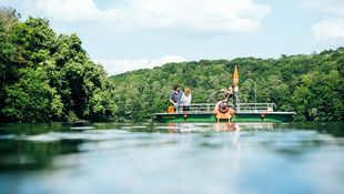 Pärchen auf der Überfahrt mit der Luzinfähre über den schmalen Luzin